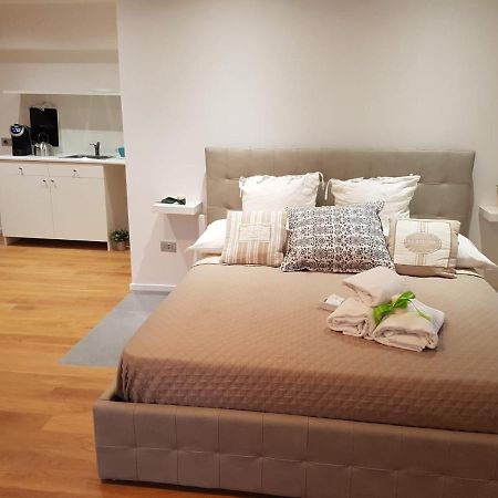 Via Roma Apartment Deluxe Салерно Экстерьер фото